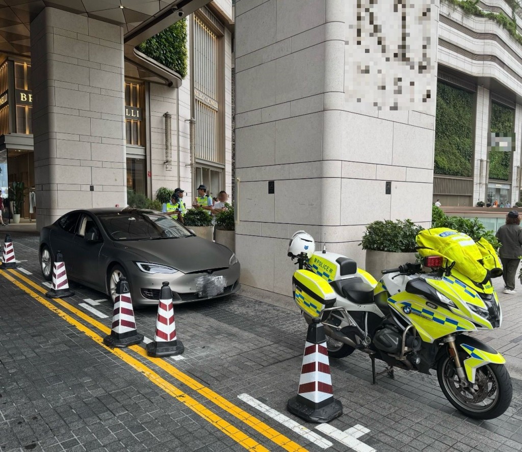 警方扣查兩輛涉案車輛。 警方扣查兩輛涉案車輛。