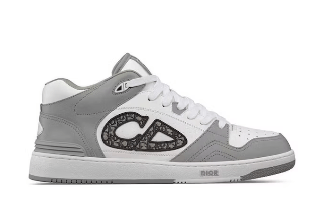 官網賣10,000元的Dior B57 Low-Top Sneaker的灰白色運動鞋。