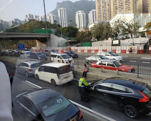 龍翔道往荃灣3車相撞。‎馬路的事討論區Serene Po圖片