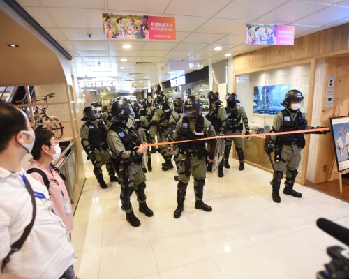 防暴警察進入商場拉起封鎖線。