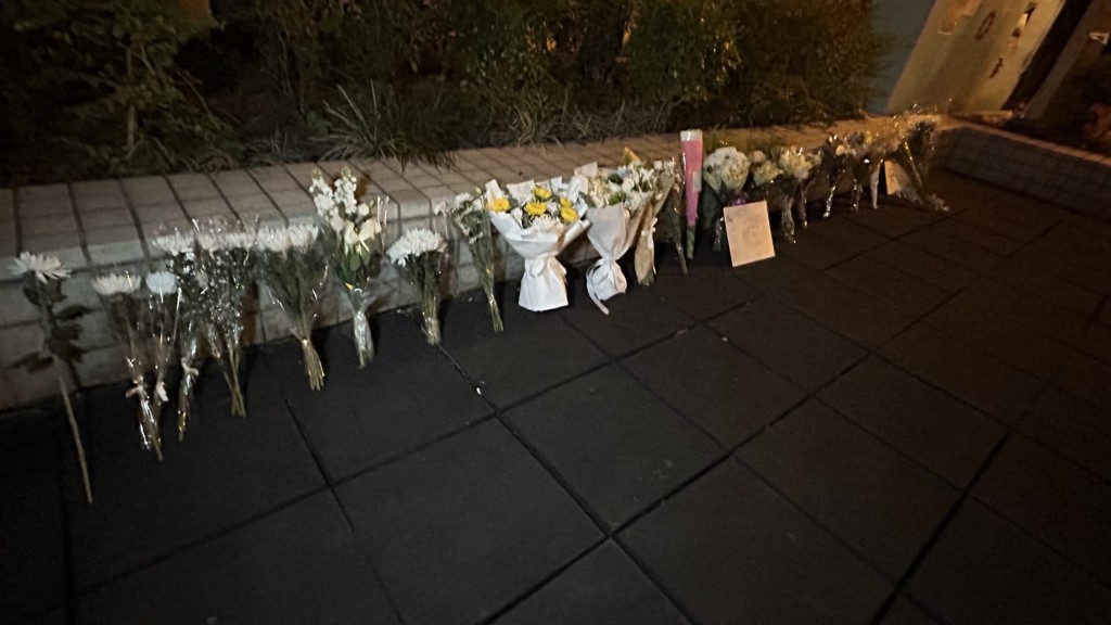 有市民到宏福苑擺放悼念。蔡楚輝攝 有市民到宏福苑擺放悼念。蔡楚輝攝