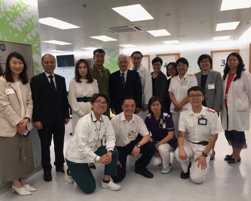 门诊服务跨专科医疗团队，以及病人叶先生(绿衣者)。