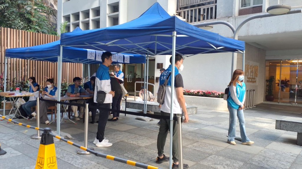 水務署設立服務站,與物業管理公司一同即時解答居民查詢。滴惜仔FB 水務署設立服務站,與物業管理公司一同即時解答居民查詢。滴惜仔FB