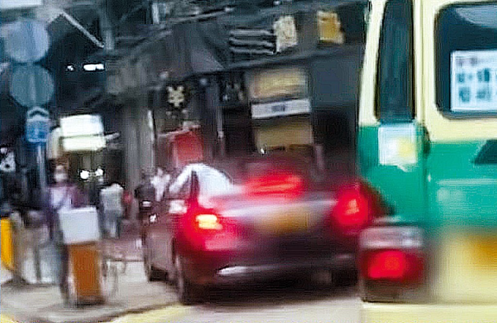 私家車剷越安全島再切雙白綫。