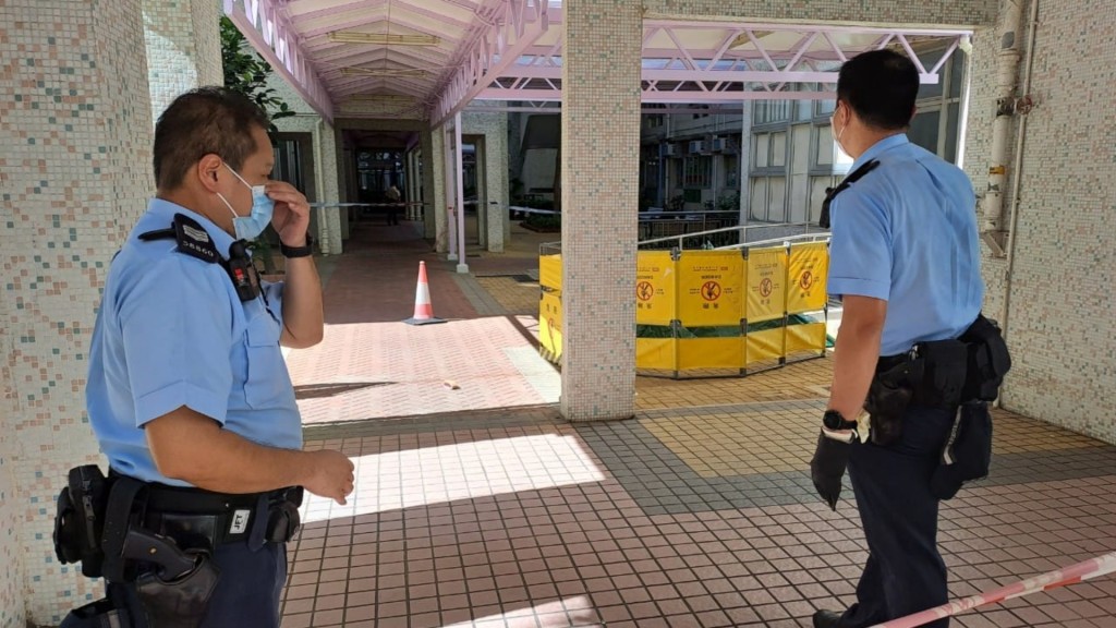 警員用綠色帆布將遺體遮蓋。梁國峰攝