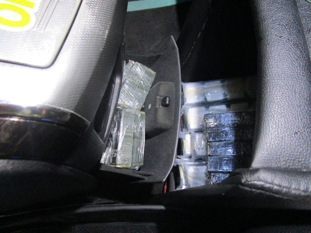 第二輛私家車的中控台暗格。海關圖片