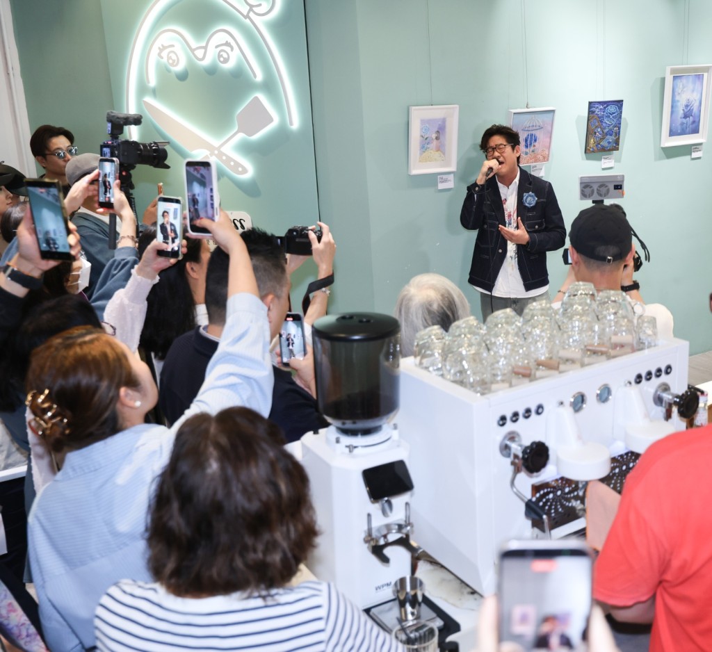 歌曲《月球上的藍玫瑰》乃畫展、繪畫比賽的最初靈感。 歌曲《月球上的藍玫瑰》乃畫展、繪畫比賽的最初靈感。