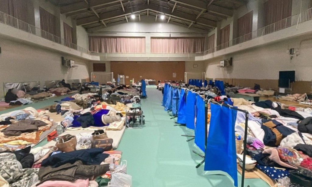 日本網民將能登地震後的收容所照片，拿來與台灣的避難所做比較。Ｘ
