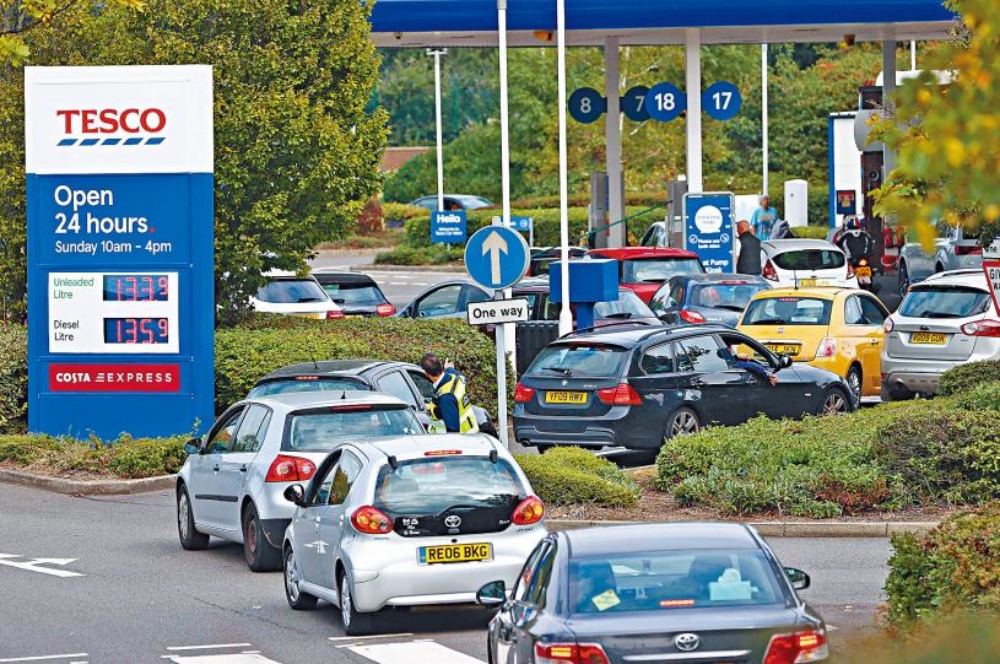 英國的加油站大排長龍，油價飆升。