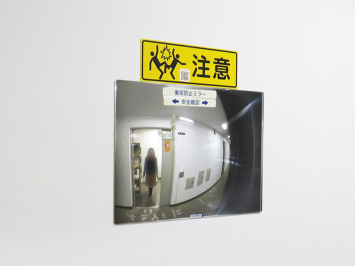 埼玉高速铁道的车站内安装了很多镜子防「痴汉」。