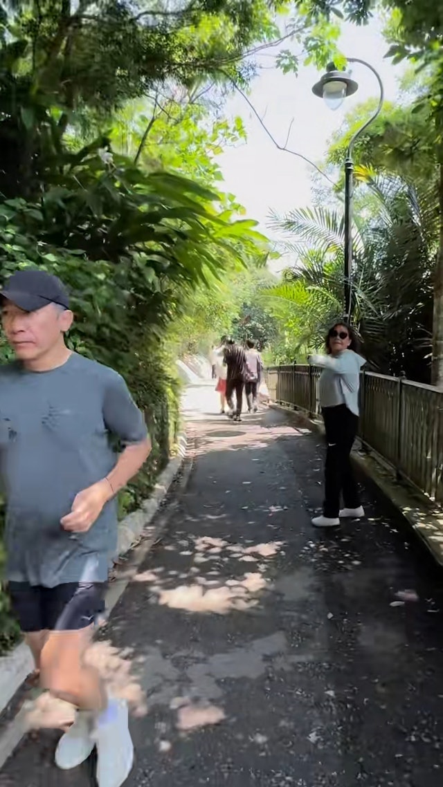 影片發佈後有不少網民留意到梁朝偉的肚子微微隆起,疑似是啤酒肚,紛紛笑稱「男神也難逃中年發福」,亦有網民認為橫向線條應是運動腰包輪廓,並非肚腩。 影片發佈後有不少網民留意到梁朝偉的肚子微微隆起,疑似是啤酒肚,紛紛笑稱「男神也難逃中年發福」,亦有網民認為橫向線條應是運動腰包輪廓,並非肚腩。