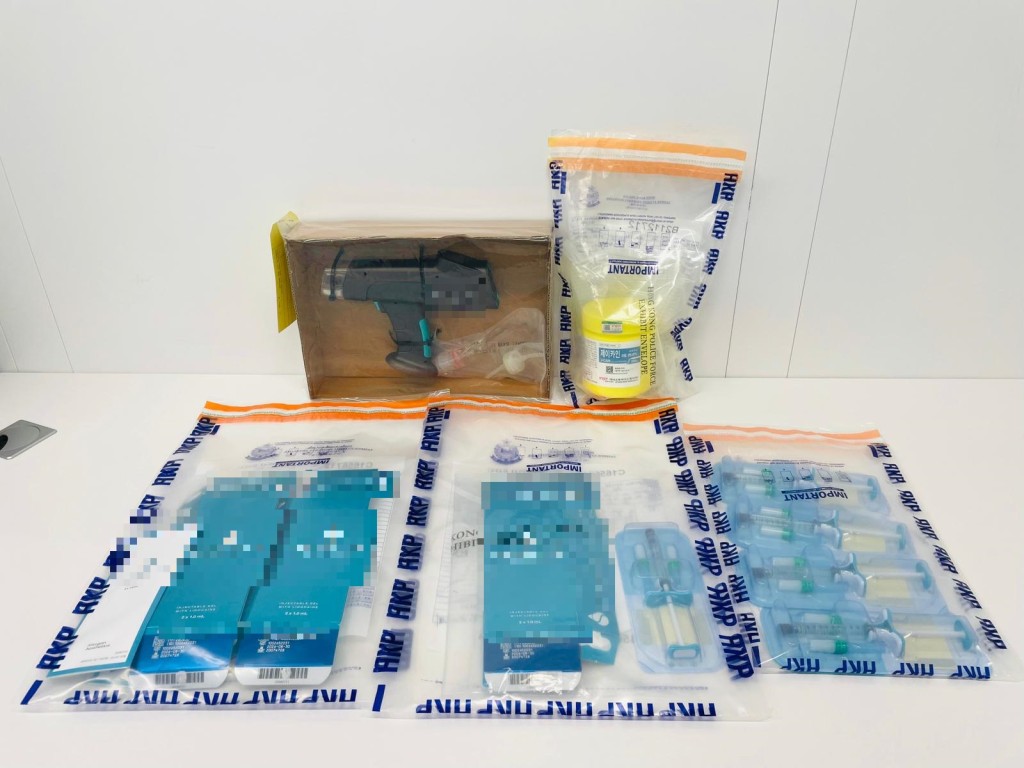 警方展示所得證物。 警方展示所得證物。