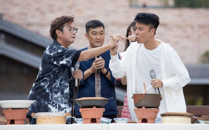 左麟右李一見面就來個吃播，阿倫即場給克勤餵食臘肉。