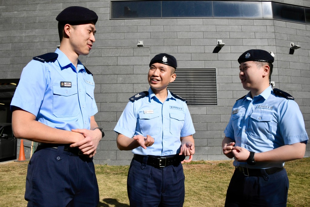 警長温浩倫（中）、警員蔣紫健（左）和曾學輝（右）不時協助市民排憂解困。