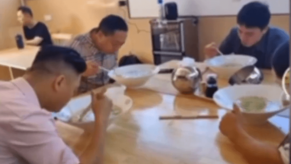 網上流傳四川餐館「大胃王」比賽情況。