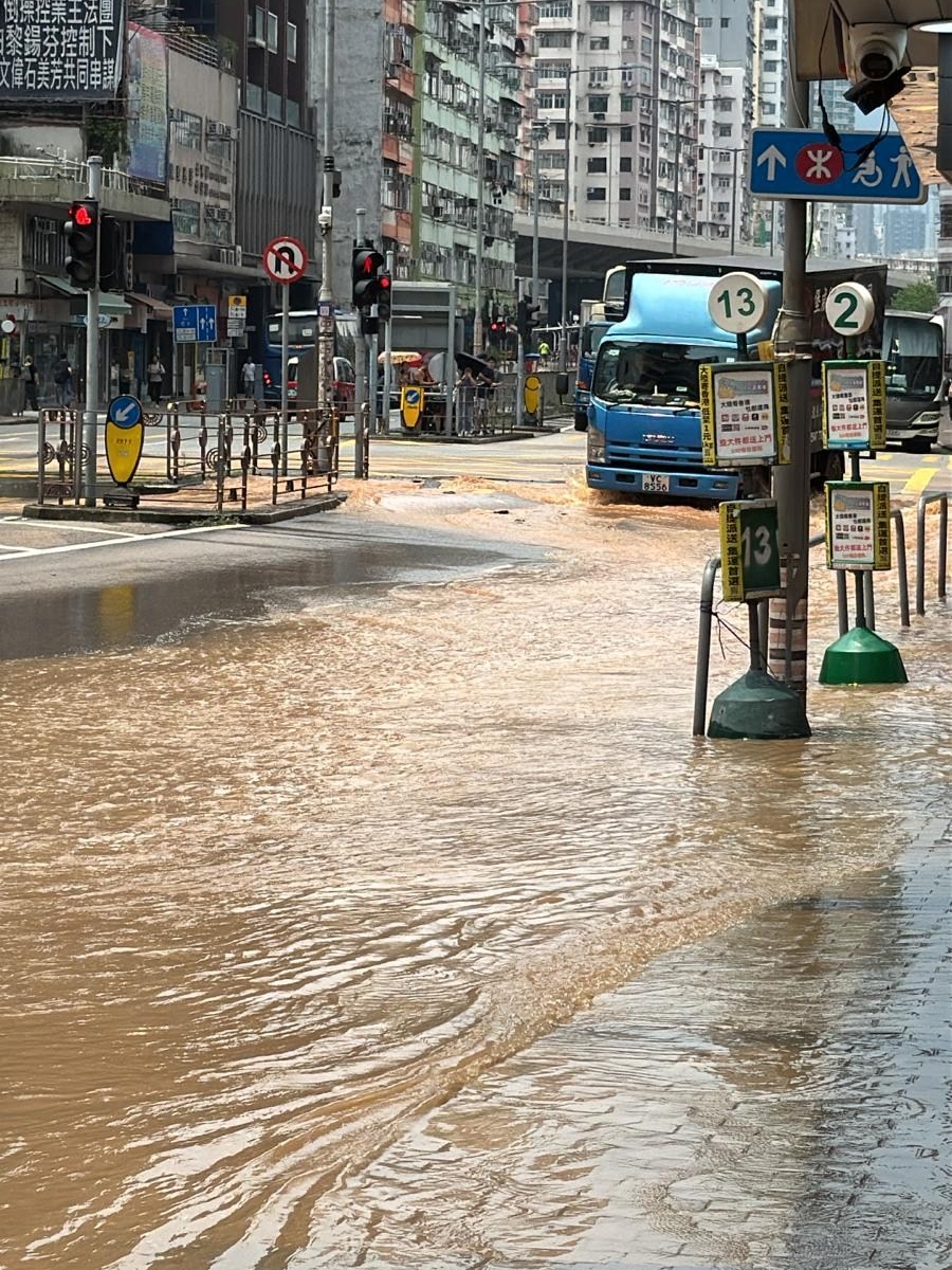 汽車要涉水而過。FB：D18 - 九龍城友