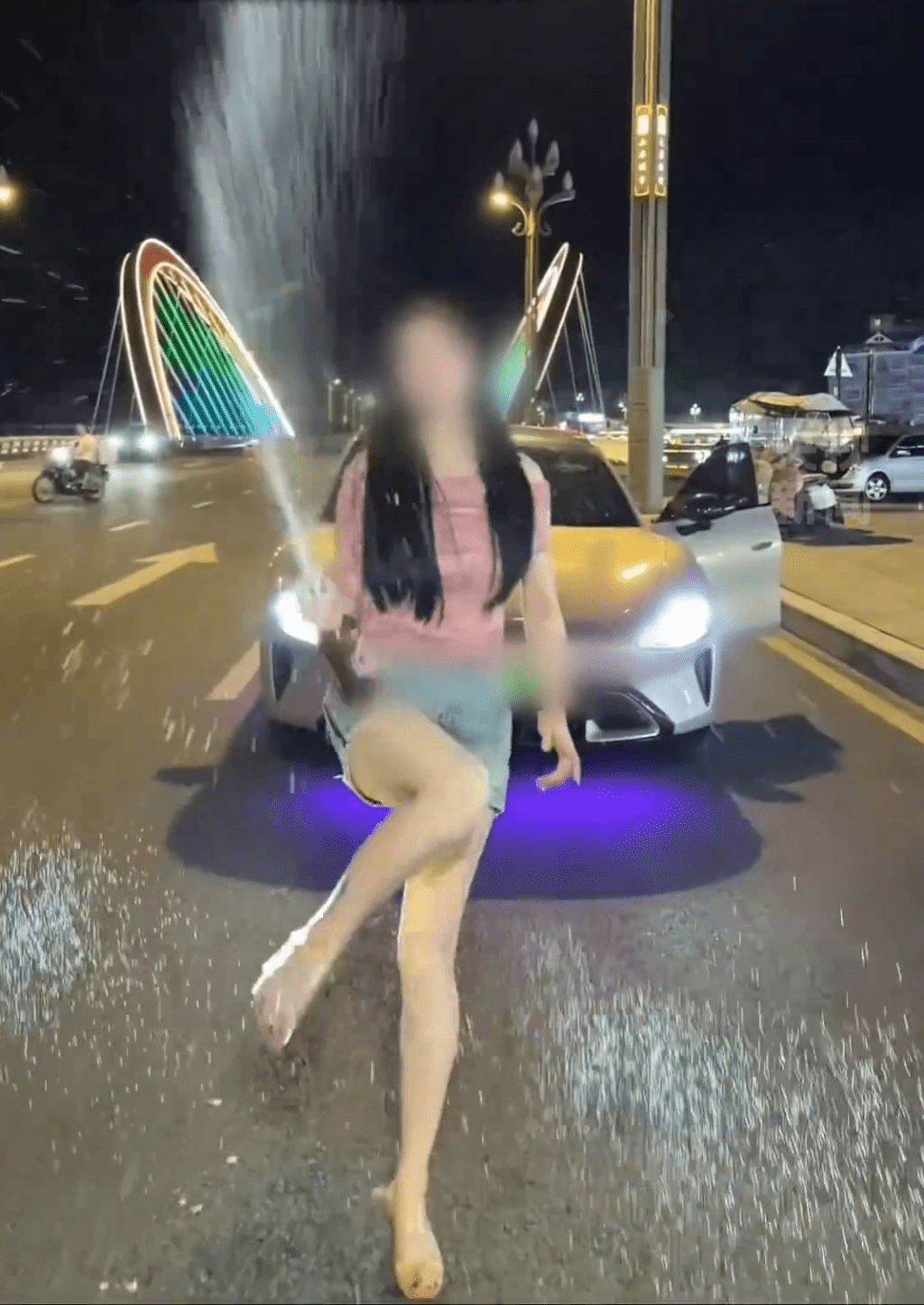 短裙辣妹馬路中心違泊逆行開啤酒拍片。 短裙辣妹馬路中心違泊逆行開啤酒拍片。