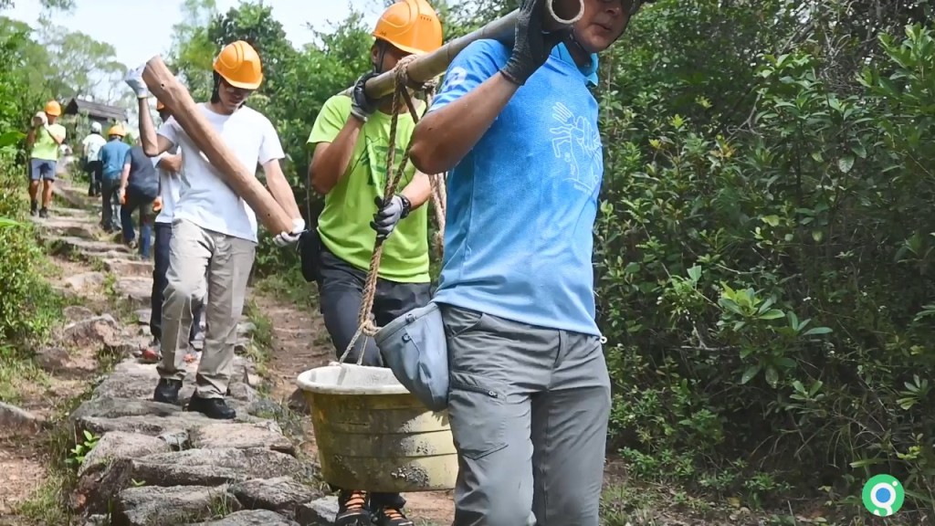 多名义工到南大屿海岸，用天然木头及石头，以人手、低影响方式修缮一段向海的冲刷山径。绿惜地球fb片段截图