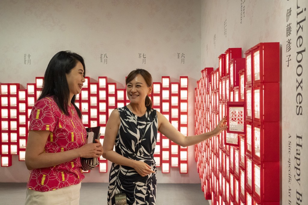香港艺术馆馆长亲自为小柳太太进行导赏。政府新闻处图片