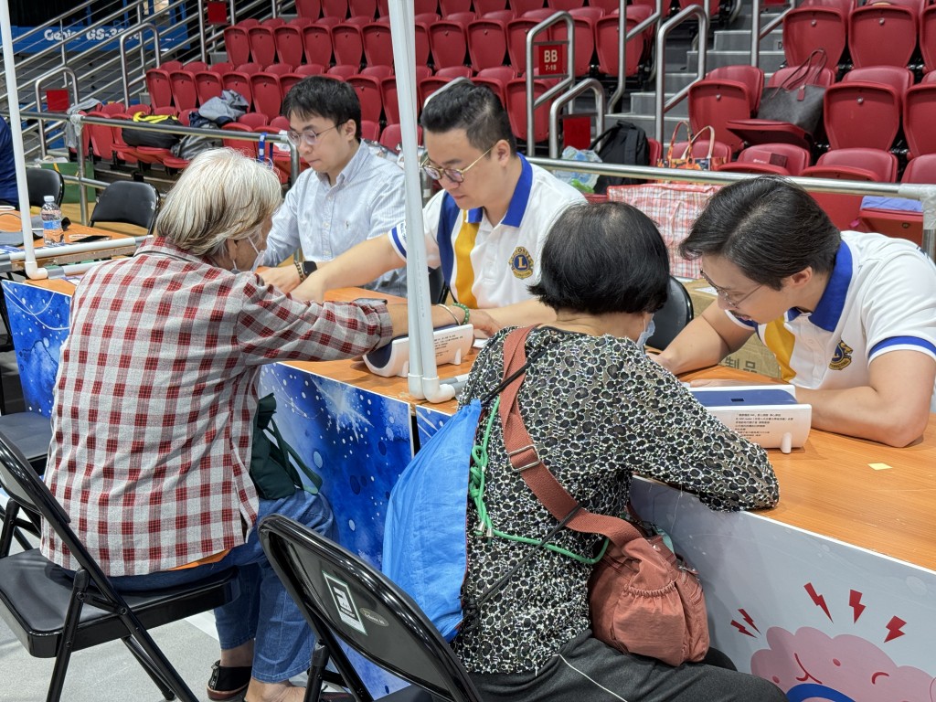 健康檢測區設有6個攤位,提供血壓、心房顫動、膽固醇、體脂、血糖、尿酸檢測及心血管疾病風險評估。 健康檢測區設有6個攤位,提供血壓、心房顫動、膽固醇、體脂、血糖、尿酸檢測及心血管疾病風險評估。