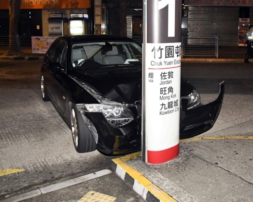 尖沙嘴碼頭一輛寶馬私家車懷疑失控撞柱自炒。