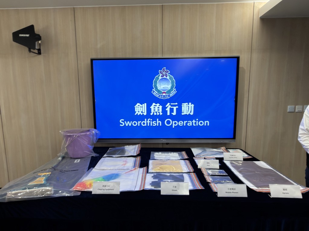 入境處展示涉案證物。 入境處展示涉案證物。