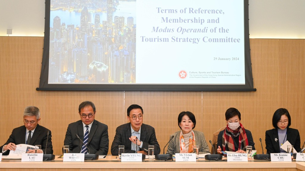 杨润雄(左3)指委员会将集中探讨如何引领香港旅游业提速和提质发展。政府新闻处