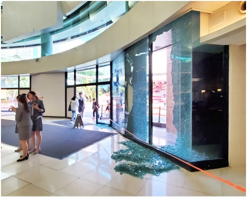 示威者以鐵槌擊毀新城市廣場的大幅玻璃。