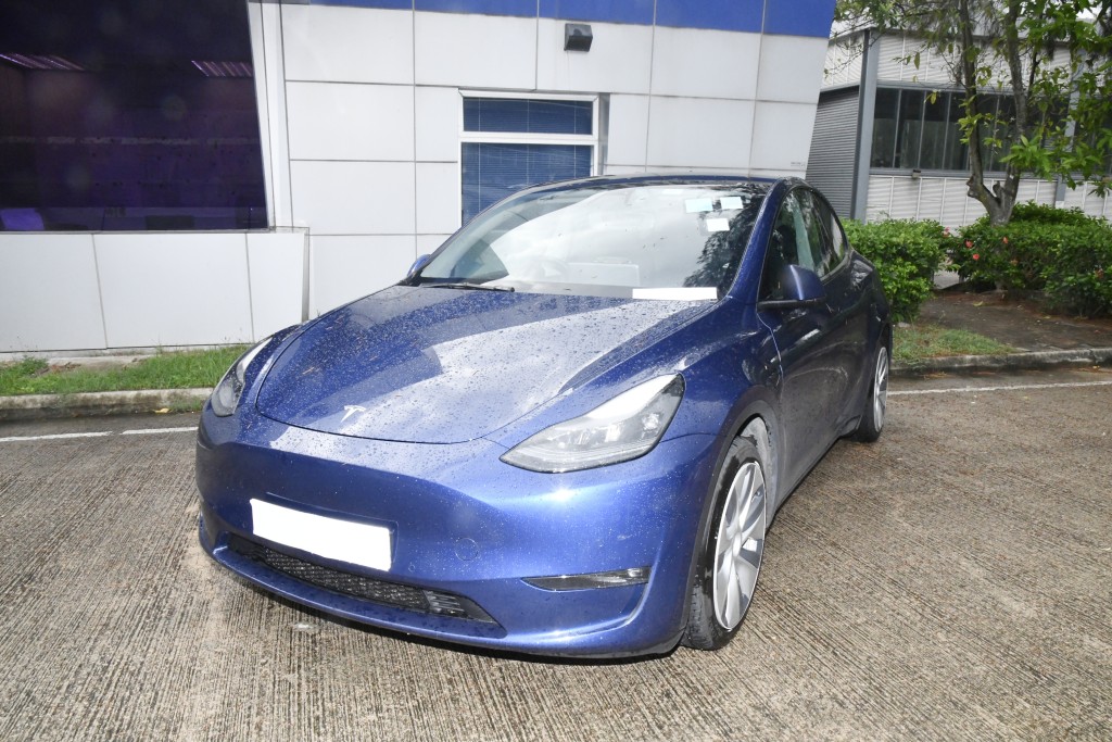 警方在屯門區打擊白牌車,拘捕兩名司機及扣查兩輛私家車。徐裕民攝 警方在屯門區打擊白牌車,拘捕兩名司機及扣查兩輛私家車。徐裕民攝