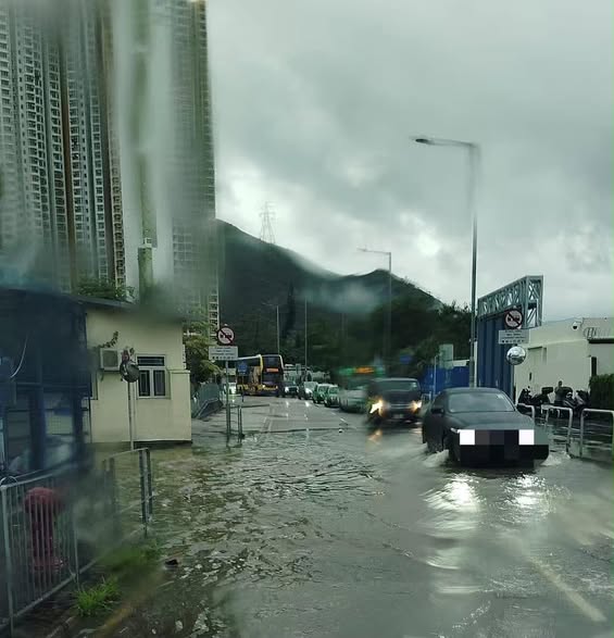 龍馬路及凱榮路一帶由於水浸影響導致單線行車。ＦＢ皇后山 胡景鵬