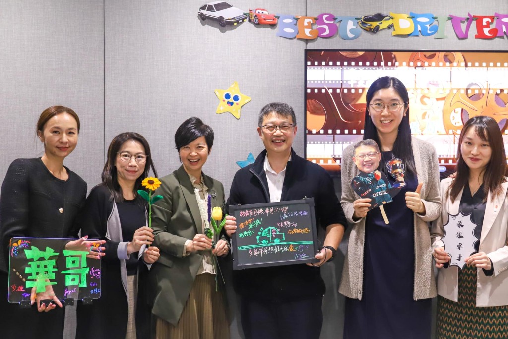 房屋局为华哥获「十大司机」嘉许，举行庆祝派对。何永贤facebook图片