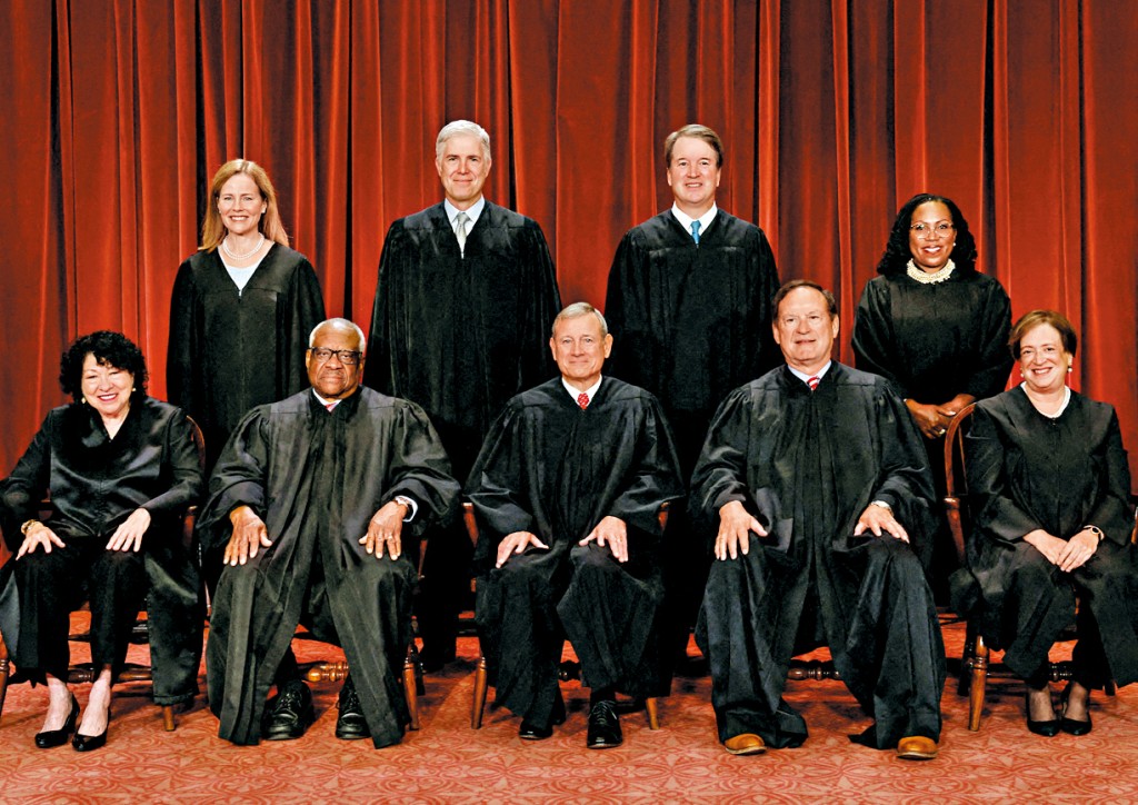 最高法院由6名保守派與3名自由派大法官組成，前排中間為首席大法官羅伯茨（亦被視為保守派）。