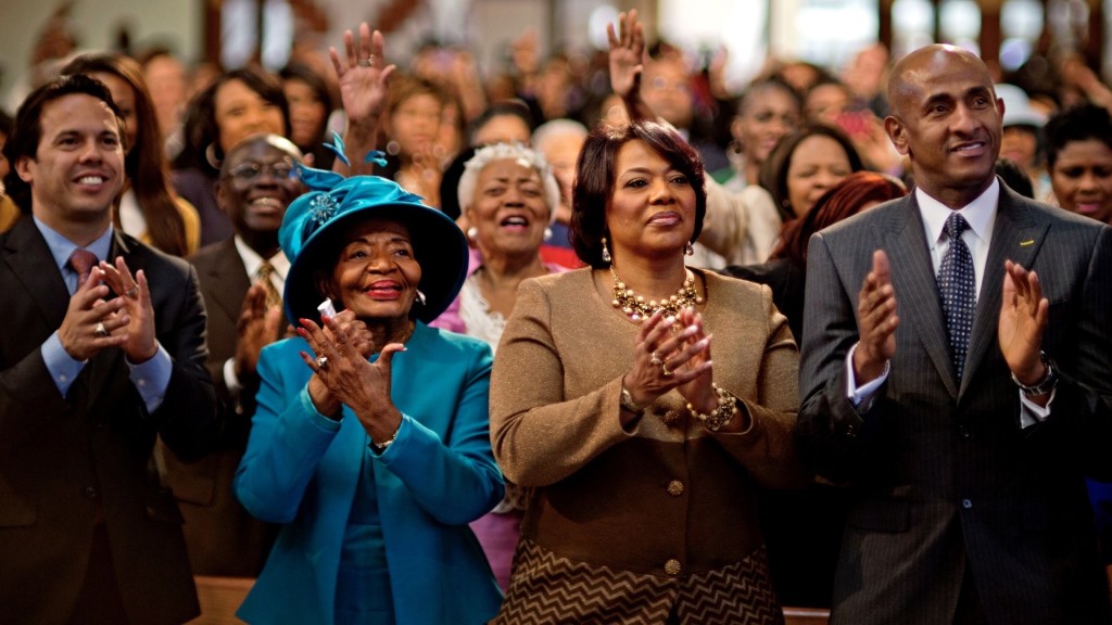2013年，法里斯（Christine King Farris，左二）在教会观看美国第一位黑人总统奥巴马宣誓连任的直播。 美联社
