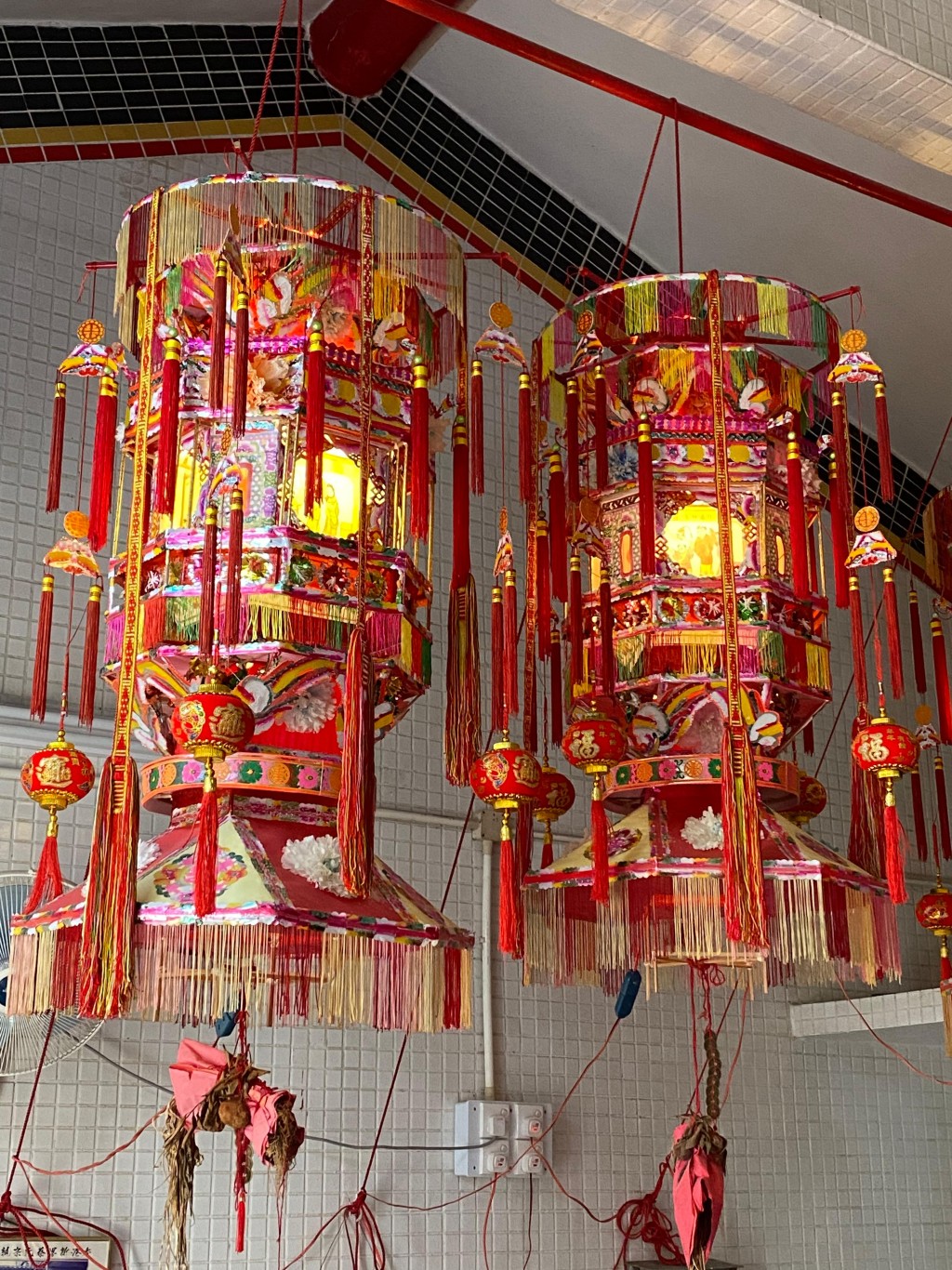 沙田區的小瀝源村蔡氏家祠內懸掛着丁燈,參加者可藉此了解紮作技藝。 沙田區的小瀝源村蔡氏家祠內懸掛着丁燈,參加者可藉此了解紮作技藝。