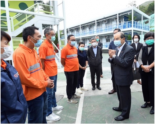 張建宗(前排右二)趁勞動節向全港打工仔致敬。「政務司司長辦公室」fb圖片