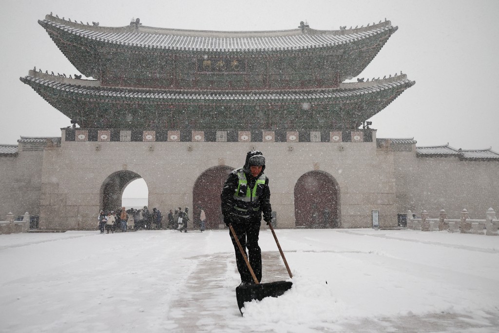 首爾降下大雪，光化門及景福宮出現積雪。路透社