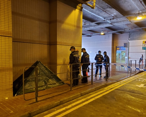 警方用帳篷將遺體蓋住，並封鎖現場，調查事件。 梁國峰攝