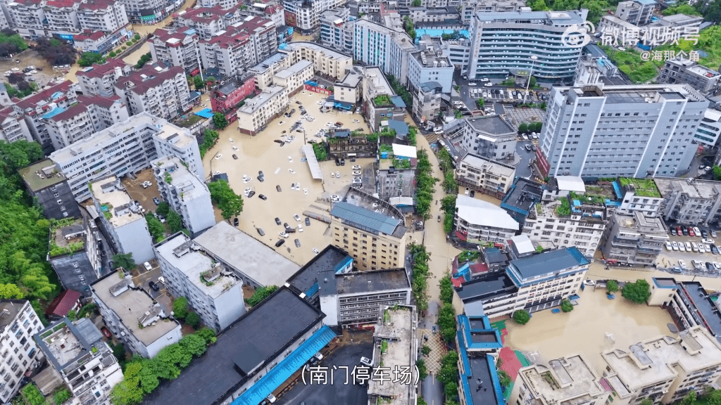 湖北咸豐暴雨，航拍照可見馬路都被淹。