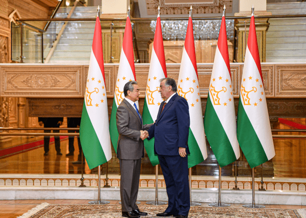 王毅與塔吉克總統拉赫蒙會面。外交部 王毅與塔吉克總統拉赫蒙會面。外交部