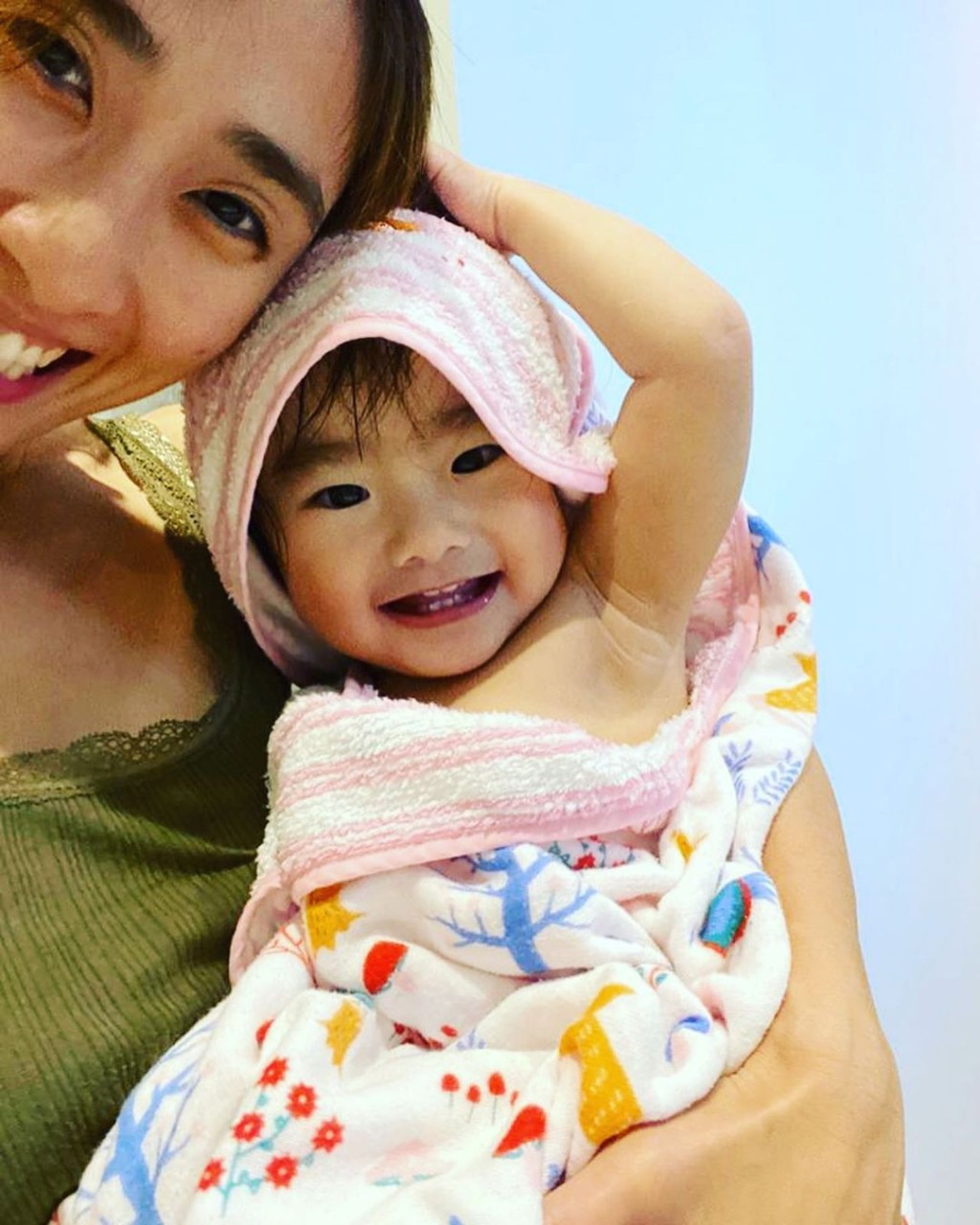 其實Abigail都好黐媽咪 Leanne嘅。