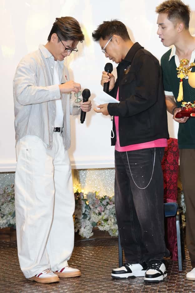 郭晉安61歲生日收羅子溢送贈的太陽眼鏡禮物。 郭晉安61歲生日收羅子溢送贈的太陽眼鏡禮物。