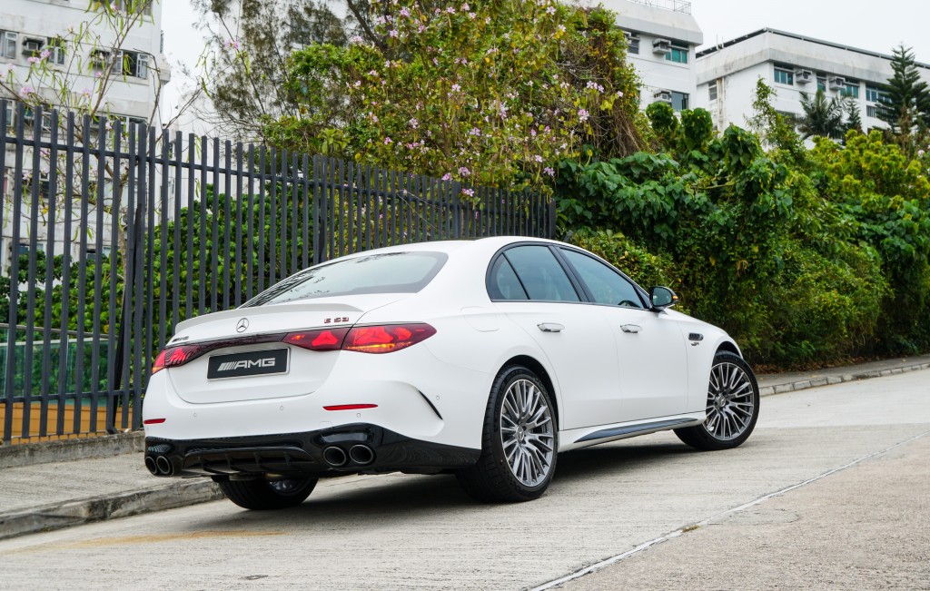 充電混能平治Mercedes-AMG E 53 HYBRID 4MATIC+本地試駕:新車售價$1,475,000起,訂車期需時四至六個月。