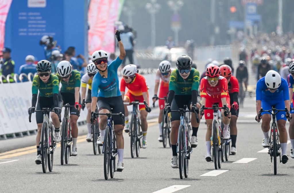 全運會．「小女車神」李思穎（淺藍色上衣）衝線一刻。新華社