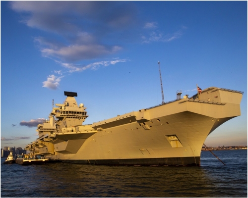 「伊利沙伯女皇號」首次抵達紐約港口進行訪問。AP 