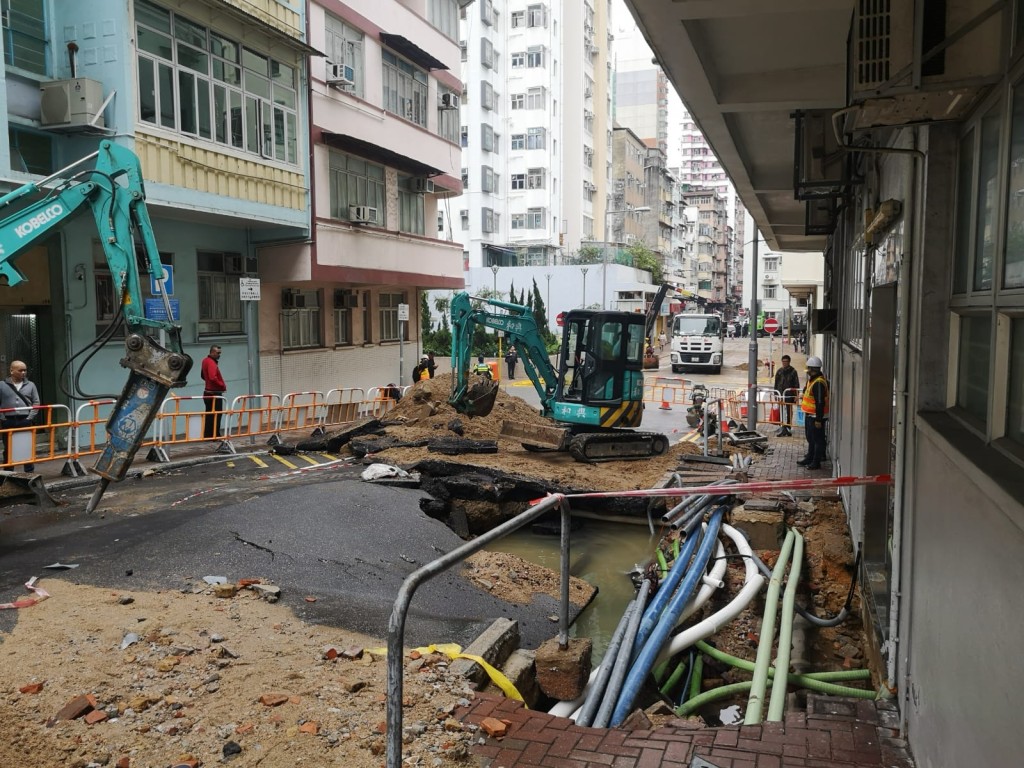 西灣河街路陷，工人正在場搶修。