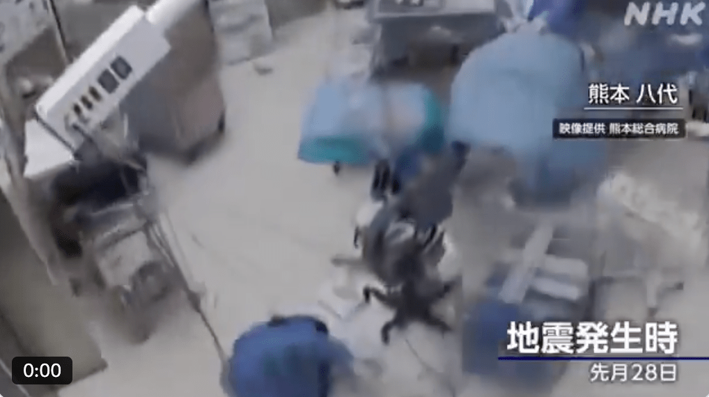 一名护士更不幸被上方晃动倒下的仪器击中头部倒地，但她随后仍咬牙忍痛坚守岗位。