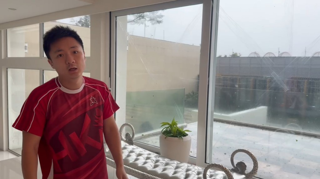 住所邻近浅水湾海边的钟培生，家中玻璃也有照贴胶纸。