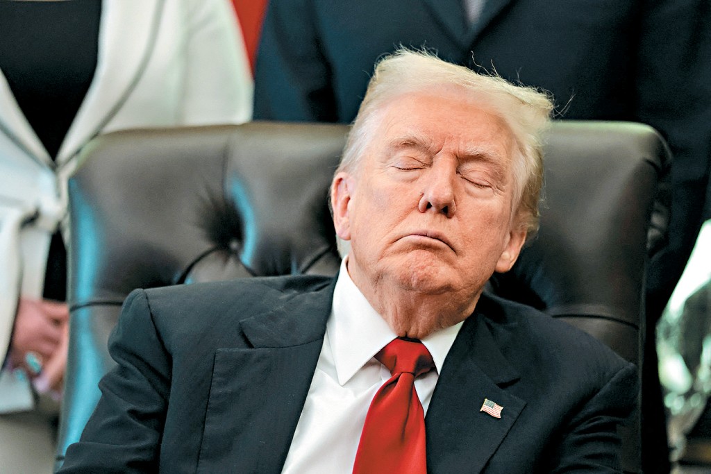 特朗普上周四在白宫举行减肥药降价的记者会，却被拍摄到闭目休息，照片在网上疯传，被嘲瞌睡虫。