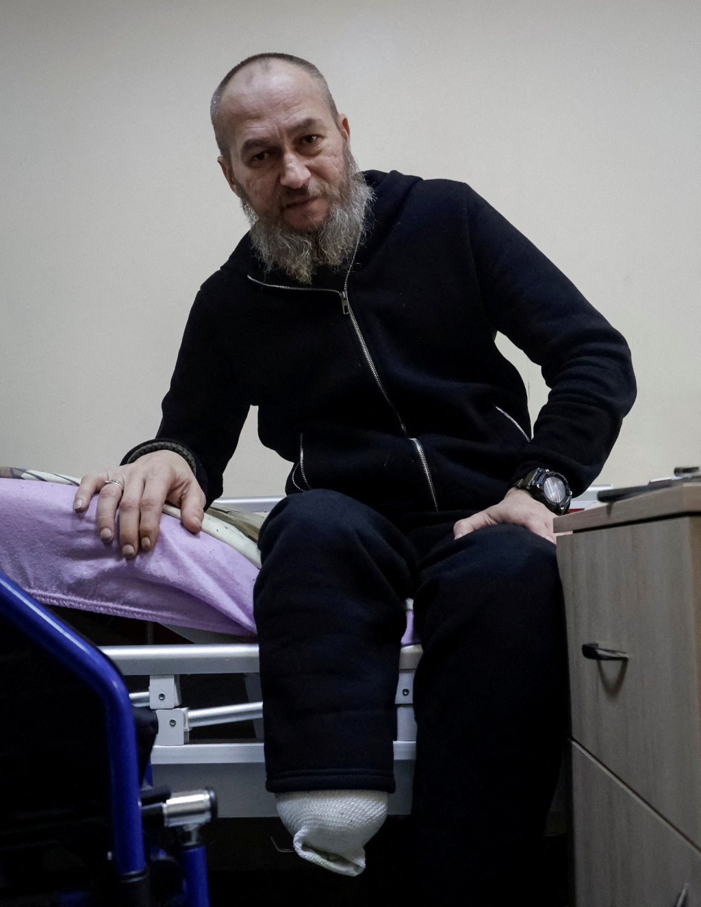 乌军伤兵弗拉森科（Kostiantyn Vlasenko）获无人机从战争前线撤离。 路透社