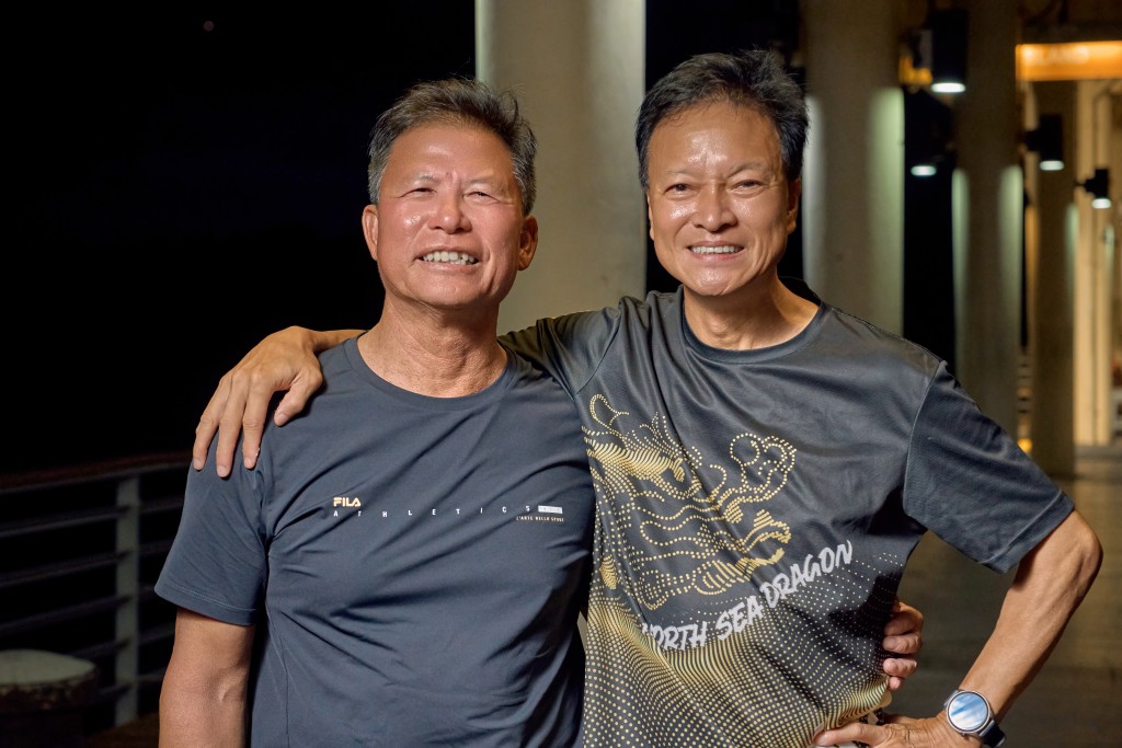 (左起)Cice大哥伙根及北海龍主席、表姐夫Vincent親力親為, 以多年來參賽的經驗指導後輩,可謂「北海龍」幕後功臣。HKTB提供 (左起)Cice大哥伙根及北海龍主席、表姐夫Vincent親力親為, 以多年來參賽的經驗指導後輩,可謂「北海龍」幕後功臣。HKTB提供